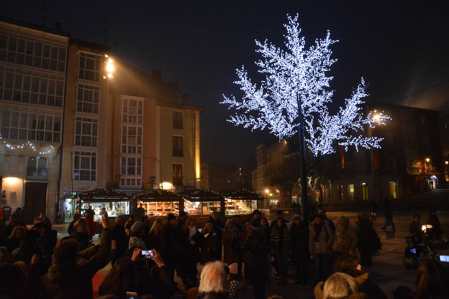 Las calles de la ciudad ya tienen las luces navideñas encendidas. Esta iluminación se mantiene hasta después de Reyes. 