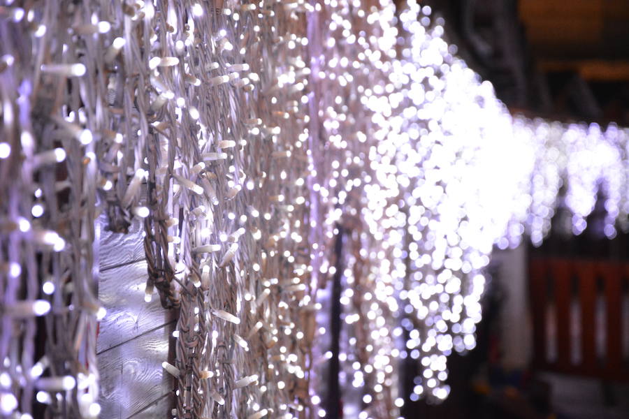 Las calles de la ciudad ya tienen las luces navideñas encendidas. Esta iluminación se mantiene hasta después de Reyes. 