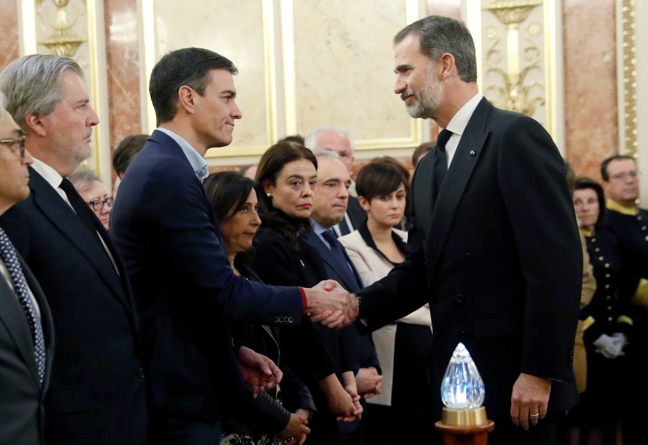 El Rey Felipe VI se ha acercado al Palacio de la Carrera de San Jerónimo para despedirse del que fuera presidente del Congreso,al que ha definido como «un hombre de Estado« que defendió «con pasión« el interés general y la vocación europea de España