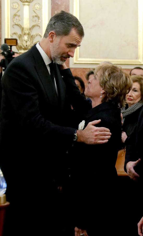 El Rey Felipe VI se ha acercado al Palacio de la Carrera de San Jerónimo para despedirse del que fuera presidente del Congreso,al que ha definido como «un hombre de Estado« que defendió «con pasión« el interés general y la vocación europea de España