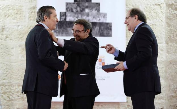 El ex director general de la UNESCO Federico Mayor Zaragoza (i), recibe la distinción "I Comunero de la Paz" de manos del alcalde de Villalar de los Comuneros, Luis Alonso Laguna (c), en presencia del presidente de la Junta de Castilla y León, Juan Vicente Herrera (d).