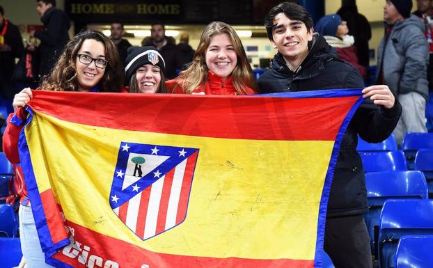 Varios aficionados del Atlético de Madrid en Stamford Bridge. 