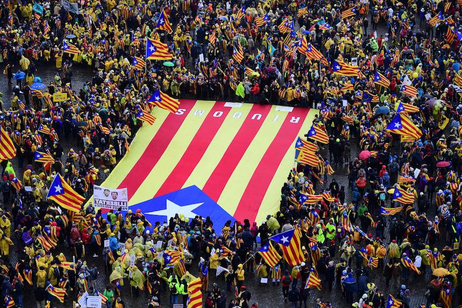 Algunos manifestantes llevan pancartas con el lema «libertad para todos los presos políticos»