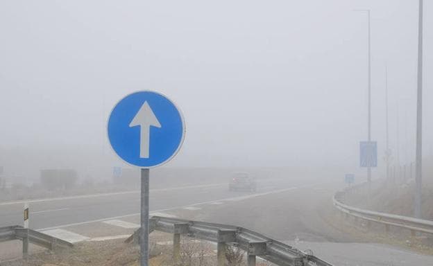 Un coche circula por el tramo de la A-6, cubierto de niebla, en una imagen de archivo.