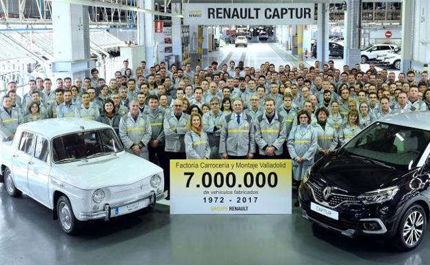 El director de la factoría, junto a los trabajadores del turno de mañana, posa junto al primer R8 que salió de la línea de fabricación en 1972 y el Captur que hace el vehículo 7 millones fabricado en estas instalaciones. 