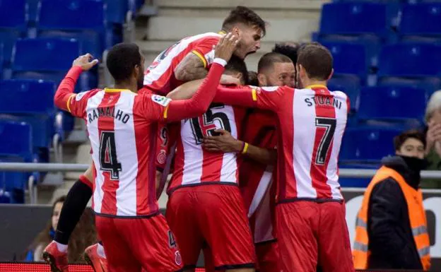 Los jugadores del Girona celebran el gol de Timor.