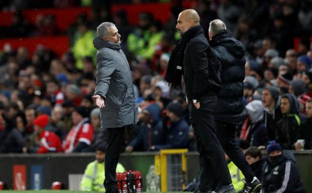 Mourinho y Guardiola, durante el partido entre el United y el City. 