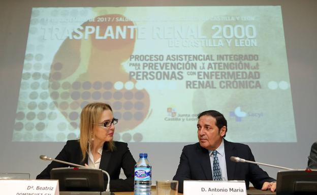 El consejero de Sanidad, Antonio María Sáez Aguado, junto a la directora de la Organización Nacional de Trasplantes, Beatriz Domínguez-Gil, en la inauguración de la jornada 'Transplante renal 2000 en Castilla y León