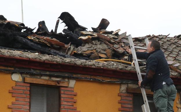 Un perito comprueba los daños en el tejado. 