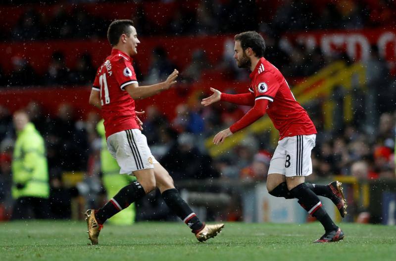 Ander Herrera (i) y Juan Mata, jugadores del Manchester United. 