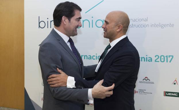 El consejero de Fomento, Juan Carlos Suárez-Quiñones, saluda al presidente de AEICE, Ricardo Fortuoso, en la inauguración del Congreso Internacional Bimtecnia. 