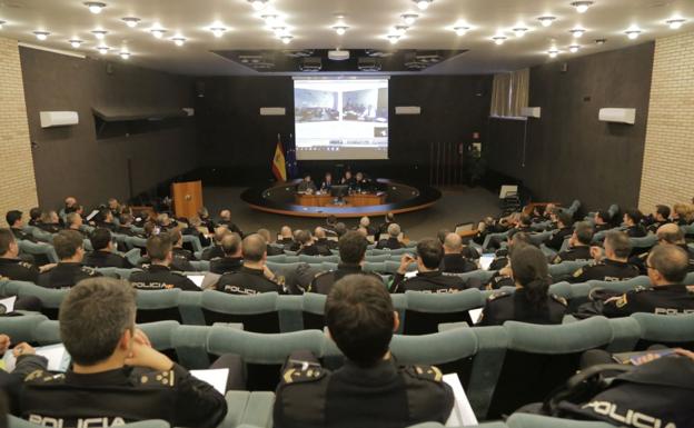 A la presentación del curso asistieron los jefes de sección del Cuerpo Nacional de Policía