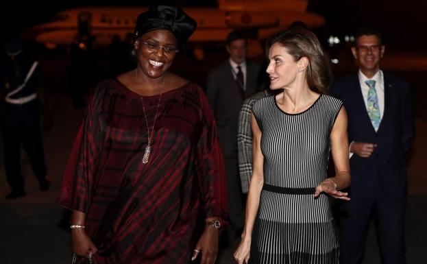 Marième Faye Sall, esposa del presidente del país, recibe a la Reina. 