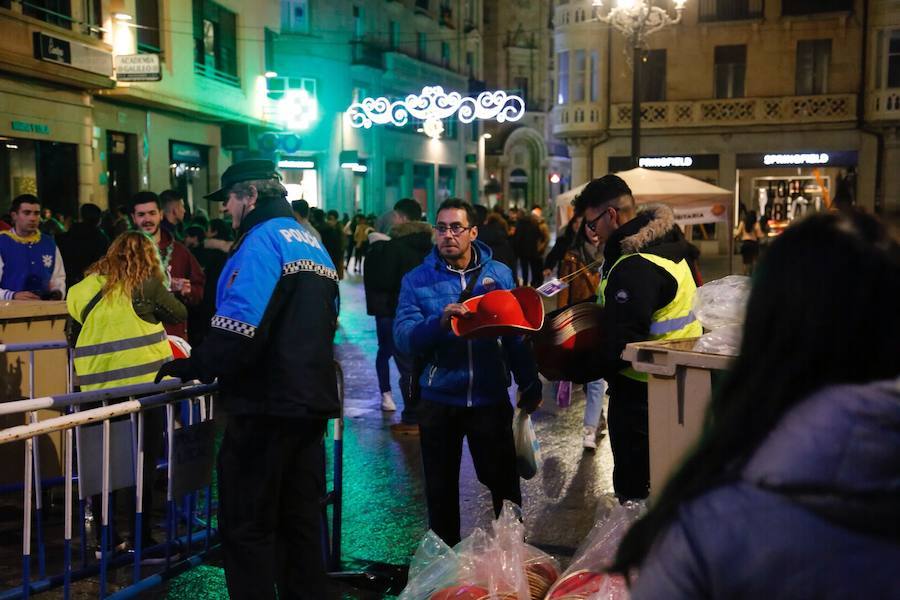 La lluvia no desanimó a miles de jóvenes que acudieron a la Plaza Mayor de Salamanca para celebrar la Nochevieja Universitaria. 