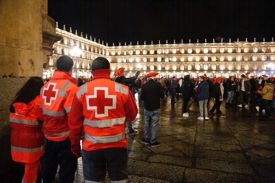 La lluvia no desanimó a miles de jóvenes que acudieron a la Plaza Mayor de Salamanca para celebrar la Nochevieja Universitaria. 