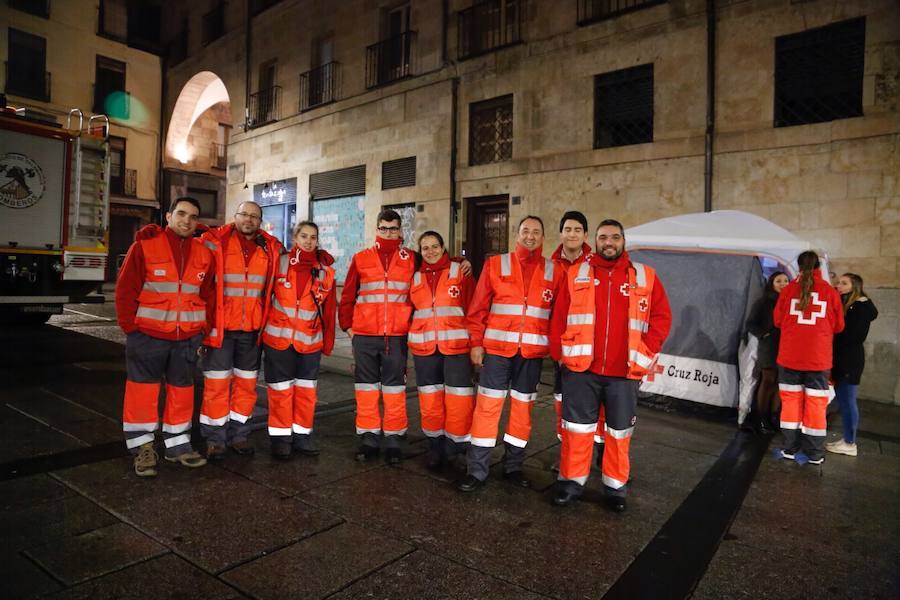 La lluvia no desanimó a miles de jóvenes que acudieron a la Plaza Mayor de Salamanca para celebrar la Nochevieja Universitaria. 