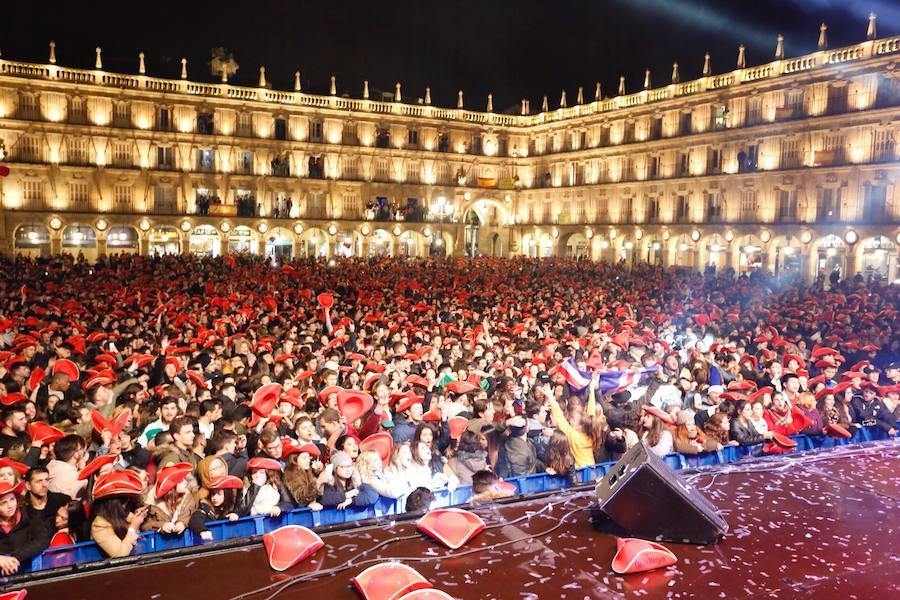 La lluvia no desanimó a miles de jóvenes que acudieron a la Plaza Mayor de Salamanca para celebrar la Nochevieja Universitaria. 