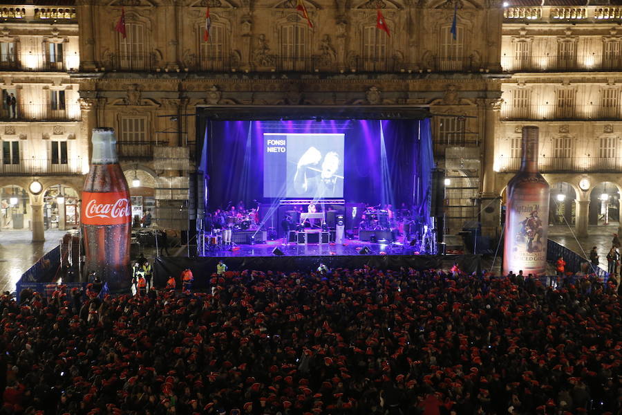 La lluvia no desanimó a miles de jóvenes que acudieron a la Plaza Mayor de Salamanca para celebrar la Nochevieja Universitaria. 