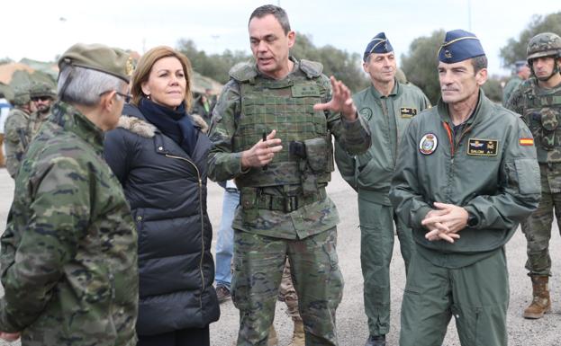 Cospedal habla con algunos militares en Tarragona. 