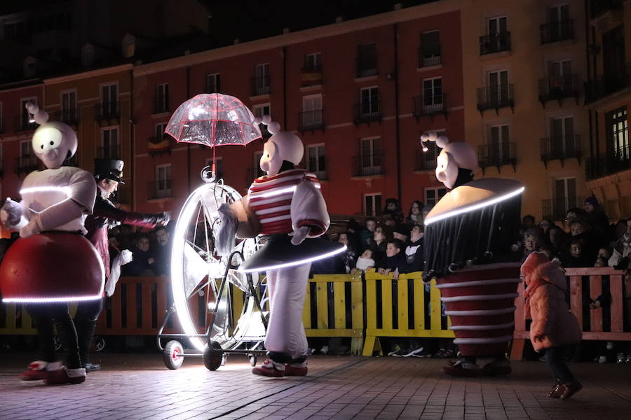 Así luce la Plaza Mayor tras el encendido del árbol