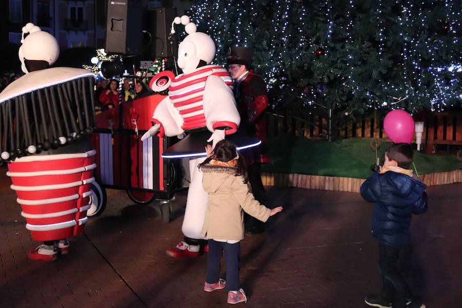 Así luce la Plaza Mayor tras el encendido del árbol