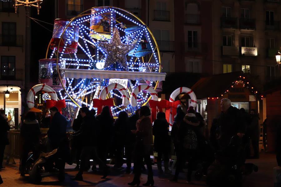 Así luce la Plaza Mayor tras el encendido del árbol