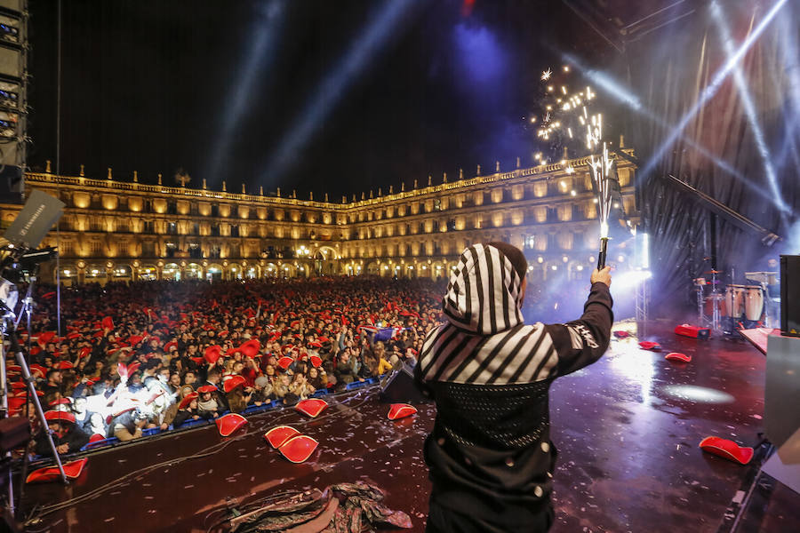 La lluvia no desanimó a miles de jóvenes que acudieron a la Plaza Mayor de Salamanca para celebrar la Nochevieja Universitaria. 