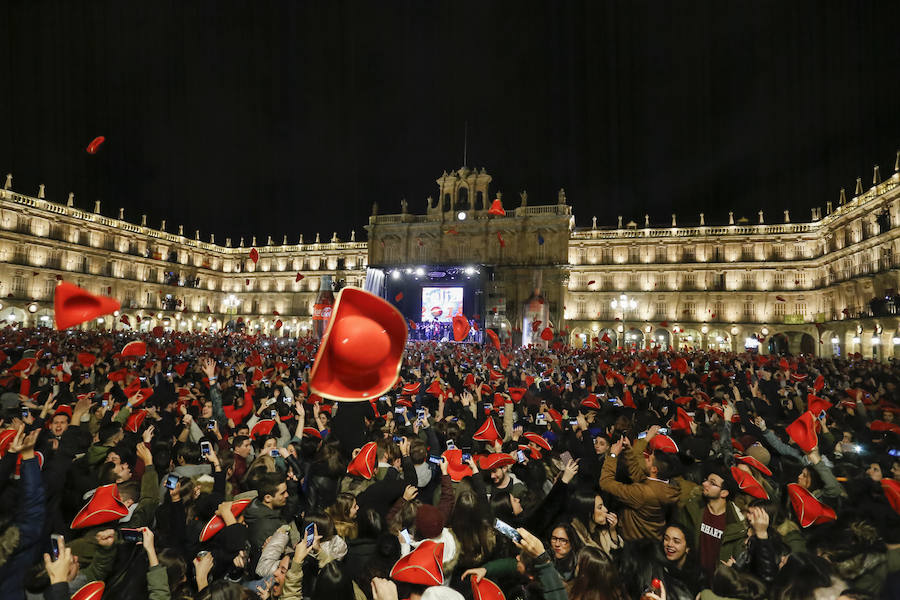 La lluvia no desanimó a miles de jóvenes que acudieron a la Plaza Mayor de Salamanca para celebrar la Nochevieja Universitaria. 