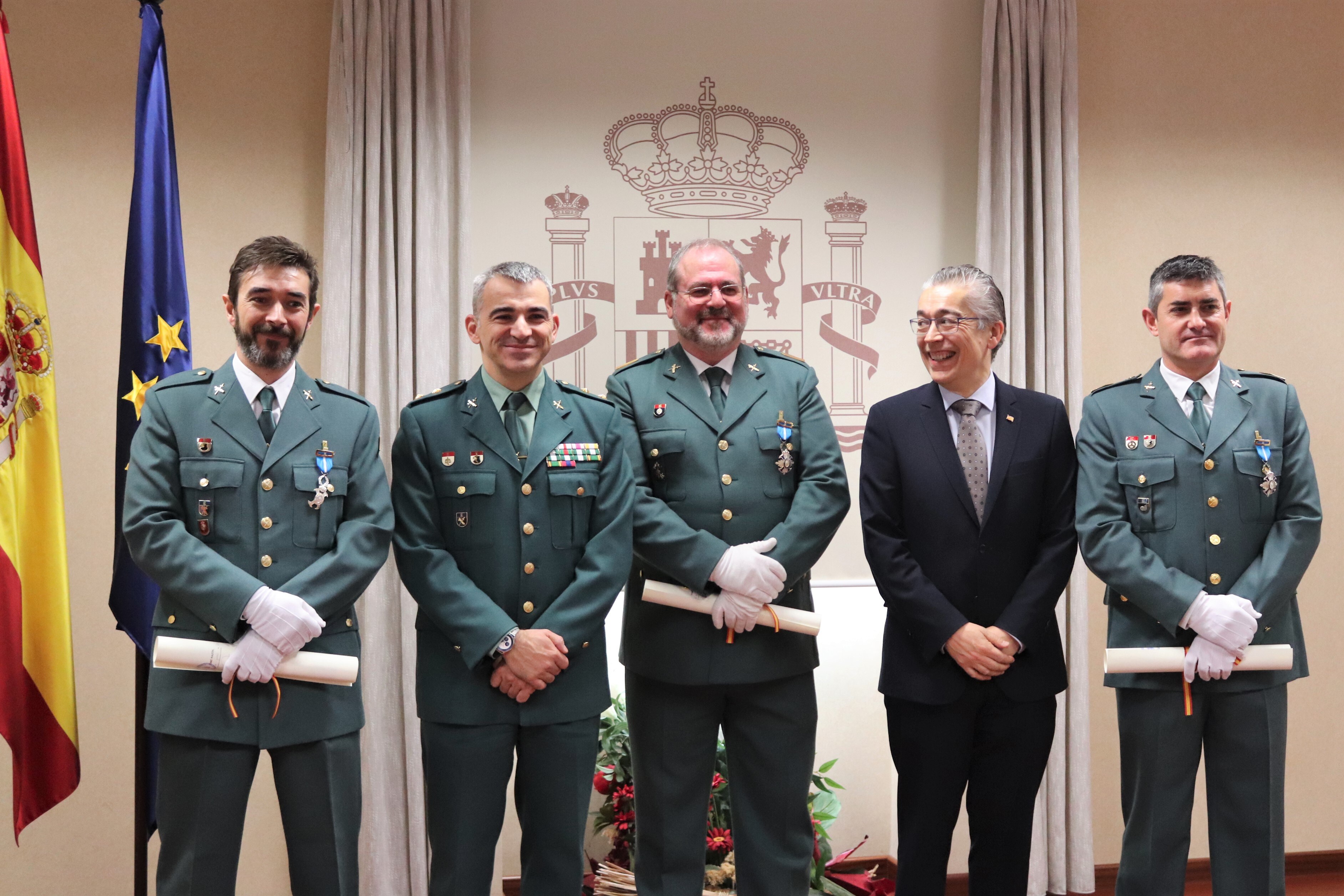 El subdelegado del Gobierno en Burgos, Roberto Saiz y el teniente coronel Jefe de la Comandancia, Alfonso Martín, han entregado las medallas al Mérito Civil a los tres guardias civiles, Francisco José Gutiérrez, Jesús Alberto Bengoechea y Francisco Javier García.