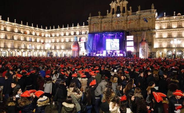 Miles de jóvenes desafiaron a la lluvia en la Nochevieja Universitaria de Salamanca.