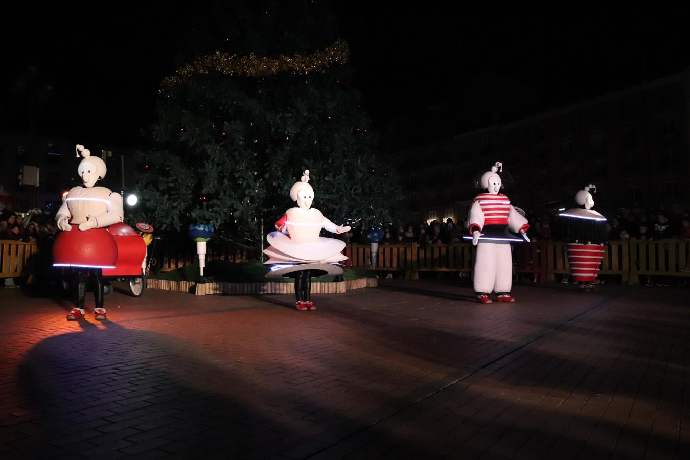 Así luce la Plaza Mayor tras el encendido del árbol