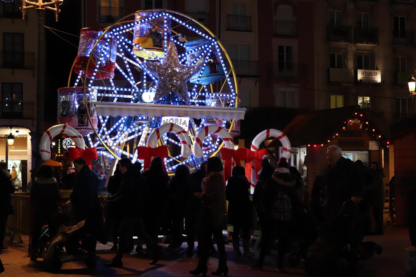 Así luce la Plaza Mayor tras el encendido del árbol
