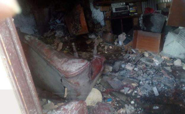 Interior de la vivienda donde ha explotado una caldera.