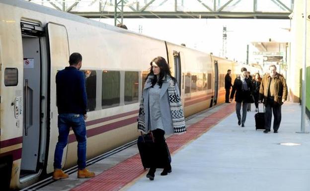 Llegada de un tren procedente de Galicia el primer día de funcionamiento de la estación de Alta Velocidad de Medina del Campo