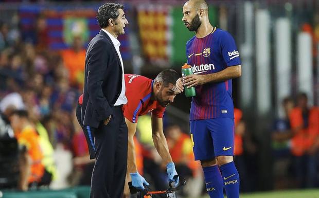 Javier Mascherano conversa con su técnico Ernesto Valverde. 