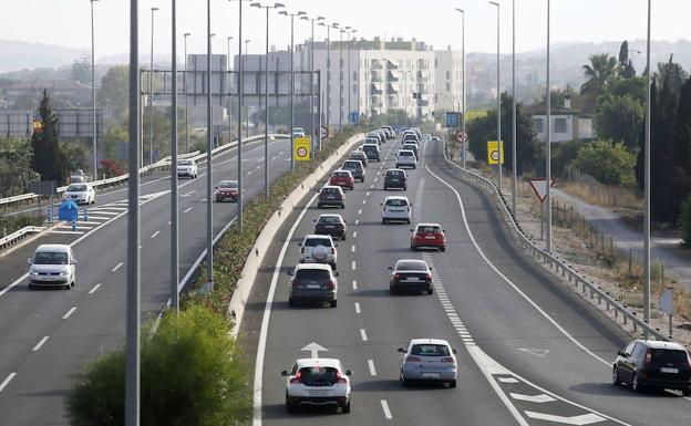 Tráfico intenso en una autovía. 