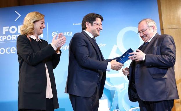 La presidenta-editora de ABC, Catalina Luca de Tena, y Anton Ferré, secretario general del Consorcio de la Zona Franca de Barcelona, entregan el galardón al presidente de la Cámara de Comercio, José Luis Bonet.