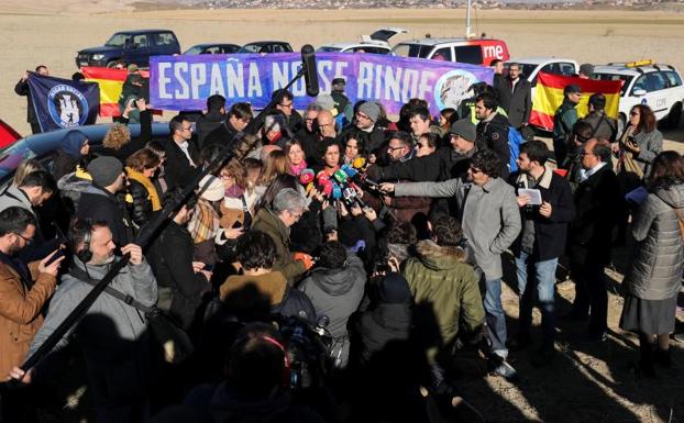 ERC ha cerrado su campaña en Estremera, en Madrid. Allí se han dado cita los miembros de la formación para defender la "libertad de los presos políticos". Marta Rovira, Raül Romeva, Gabriel Rufián, Carme Forcadell y otros dirigentes republicanos se han desplazado hasta la capital para celebrar un acto frente a la prisión en la que ingresó el pasado 3 de noviembre su cabeza de lista, Oriol Junqueras.