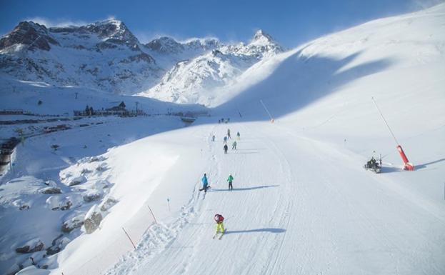 Esquiadores descienden por las pistas de la estación de Formigal-Panticosa