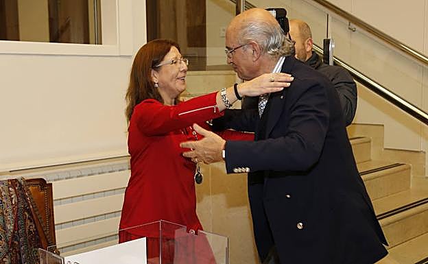 La secretaria del Colegio, Mar Gómez, felicita a Santiago González Recio al conocer su victoria. 