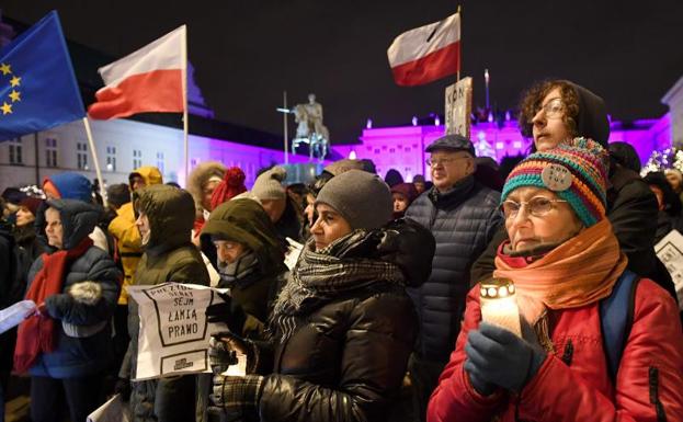 Miles de polacos protestan en Varsovia el pasado mes de diciembre contra la polémica reforma judicial.