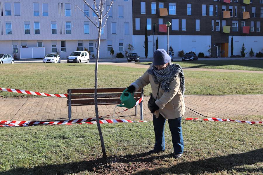 La Asociación Párkinson Burgos ha realizado su tradicional plantación de árboles en el Parque Juan Pablo II