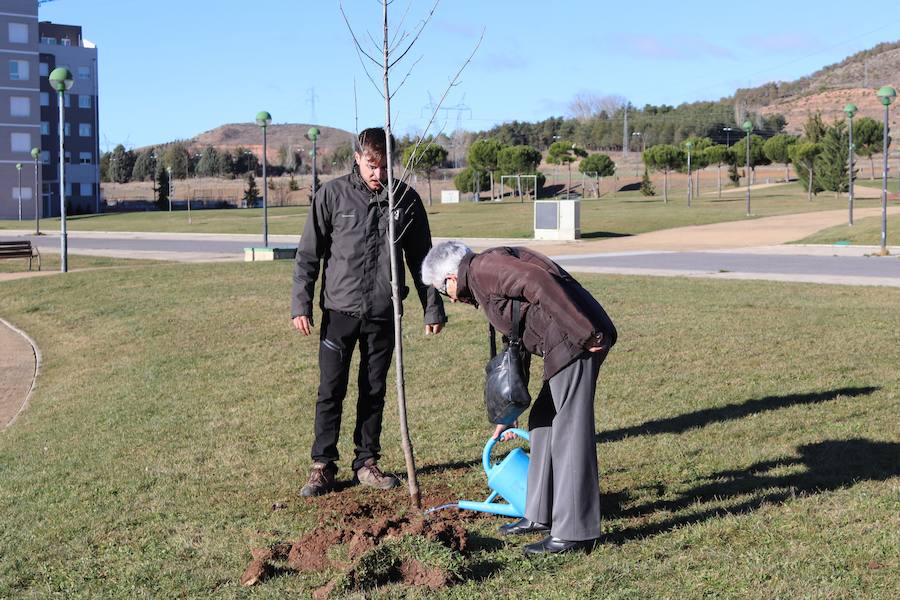 La Asociación Párkinson Burgos ha realizado su tradicional plantación de árboles en el Parque Juan Pablo II