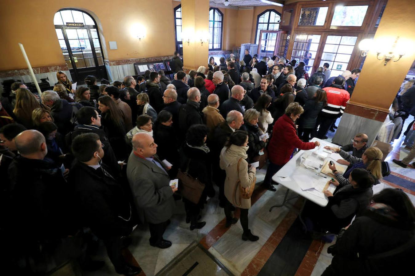 Normalidad en los colegios de Cataluña durante las primeras horas de lla jornada electoral.