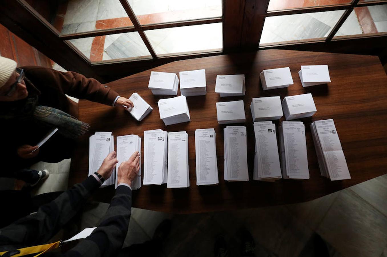 Normalidad en los colegios de Cataluña durante las primeras horas de lla jornada electoral.