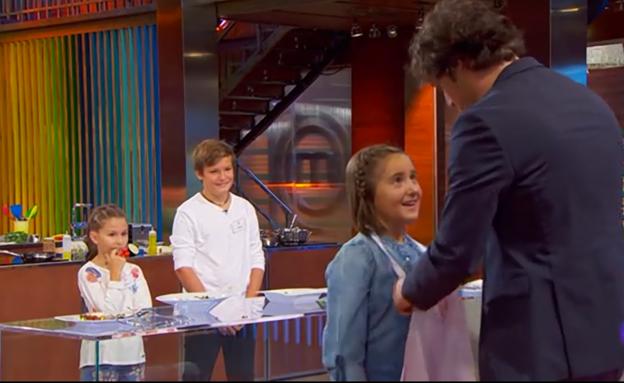 María Arias, en el momento de recibir de manos de Jordi Cruz el delantal de concursante de MasterChef Junior 5