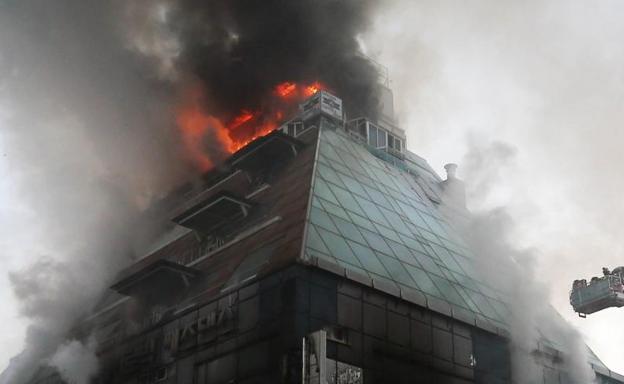 Efectivos de los bomberos trabajan en la extinción de un fuego en un centro deportivo en Jecheon (Corea del Sur).