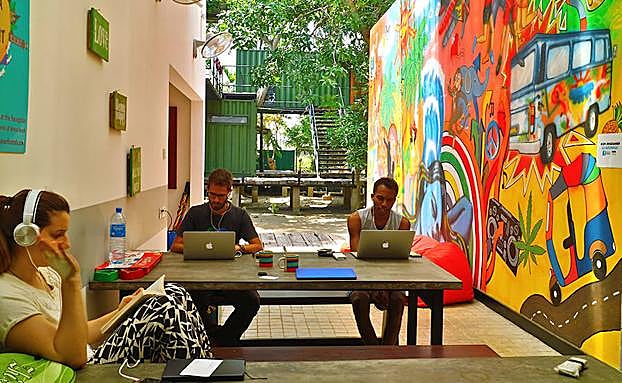 El nómada digital Antonio G. (c), trabajando desde Sri Lanka.