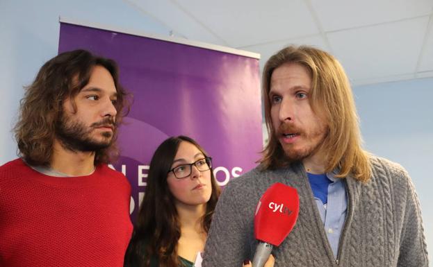 Pablo Fernández (dcha), líder de Podemos Castilla y León, con los compañeros de Burgos Laura Domínguez y Miguel Vila