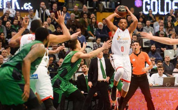 Corey Fisher sale de la asfixiante presión planteada por el Joventut